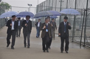 专家组参观校园